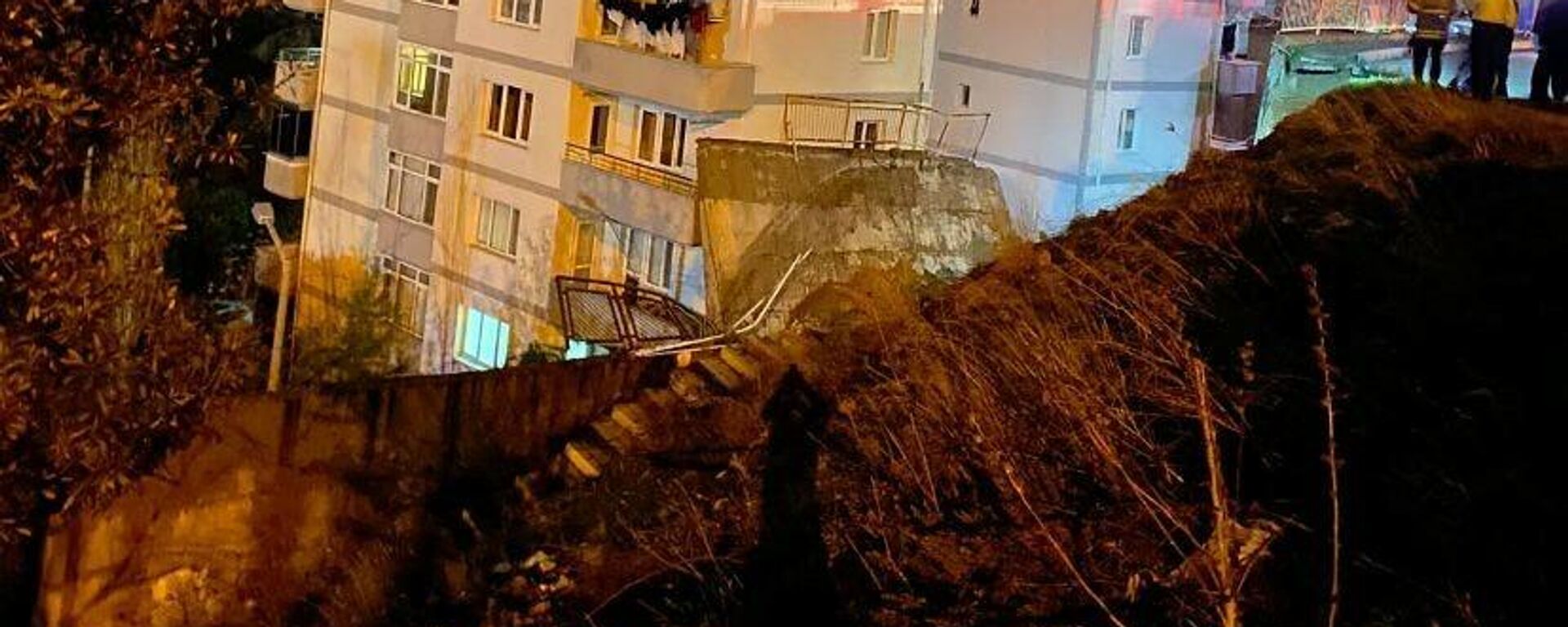 İzmir'de bir binanın istinat duvarı çöktü, 88 daire boşaltıldı - Sputnik Türkiye, 1920, 09.12.2021