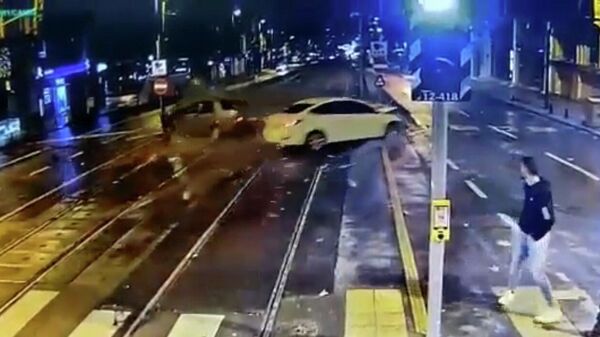 Aşırı hızla tramvay yolunda giden araç yayayı teğet geçip araca çarptı - Sputnik Türkiye