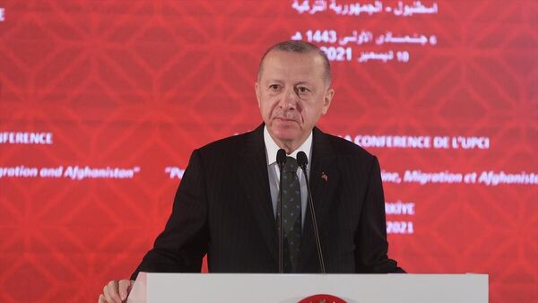 Türkiye Cumhurbaşkanı Recep Tayyip Erdoğan, Dolmabahçe Sarayı'nda düzenlenen İslam İşbirliği Teşkilatı Parlamento Birliği (İSİPAB) 16. Konferansı Açılış Oturumu'na katılarak konuşma yaptı. - Sputnik Türkiye