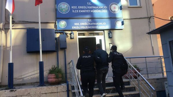 Zonguldak’ın Ereğli ilçesinde Kaymakamlık binasında duvarda asılı olan Cumhurbaşkanı Recep Tayyip Erdoğan’ın fotoğrafını yere atarak hakaretler eden zanlı polis tarafından gözaltına alındı. - Sputnik Türkiye