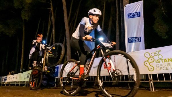 İstanbul'da ilk dağ bisikleti gece yarışı yapıldı - Sputnik Türkiye