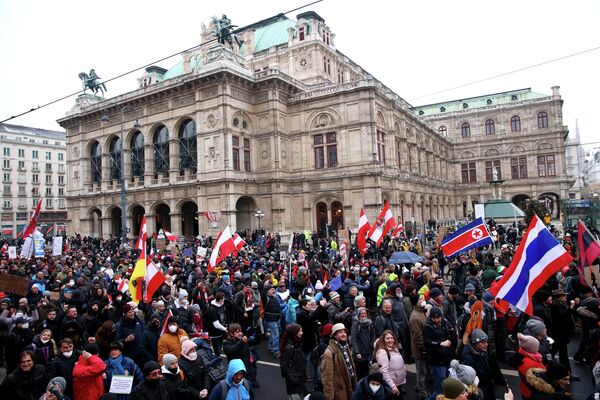 Avusturya’da Kovid-19 kısıtlamalarına karşı düzenlenen protestolar devam ediyor. Başkent Viyana’da geçen hafta olduğu gibi bu haftada yaklaşık 44 bin kişi sokağa inerek hükümetin Kovid-19’a karşı uyguladığı kısıtlamaları ve hükümetin aldığı zorunlu aşı kararını protesto etti. - Sputnik Türkiye