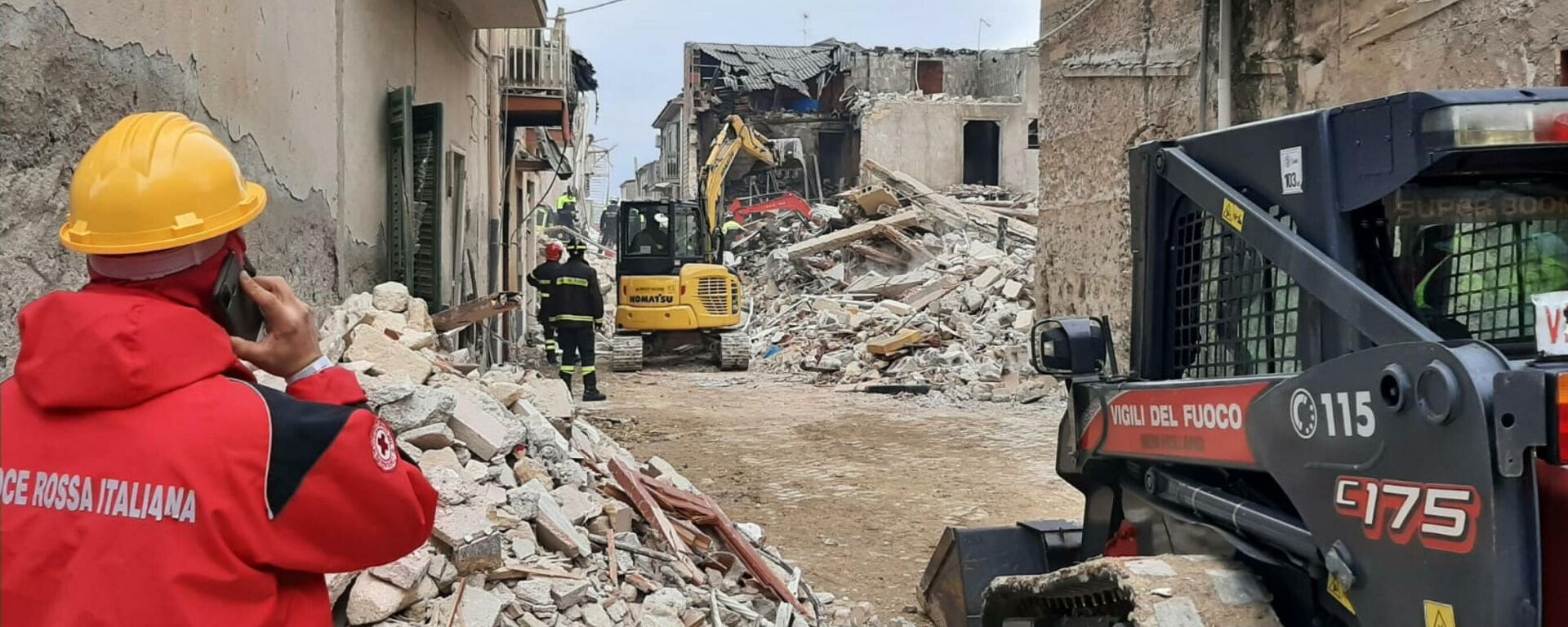 İtalya'nın Sicilya Adası'ndaki bir kasabada meydana gelen doğal gaz patlamasında 4 katlı binanın çökmesi sonucu can kaybı 3’e yükseldi. Enkaz altında kalan 6 kişiyi arama kurtarma çalışmalarının ise sürdüğü belirtildi.
 - Sputnik Türkiye, 1920, 12.12.2021