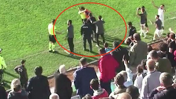 Kırmızı kart gören futbolcu hakeme kafa attı, maç tatil edildi - Sputnik Türkiye