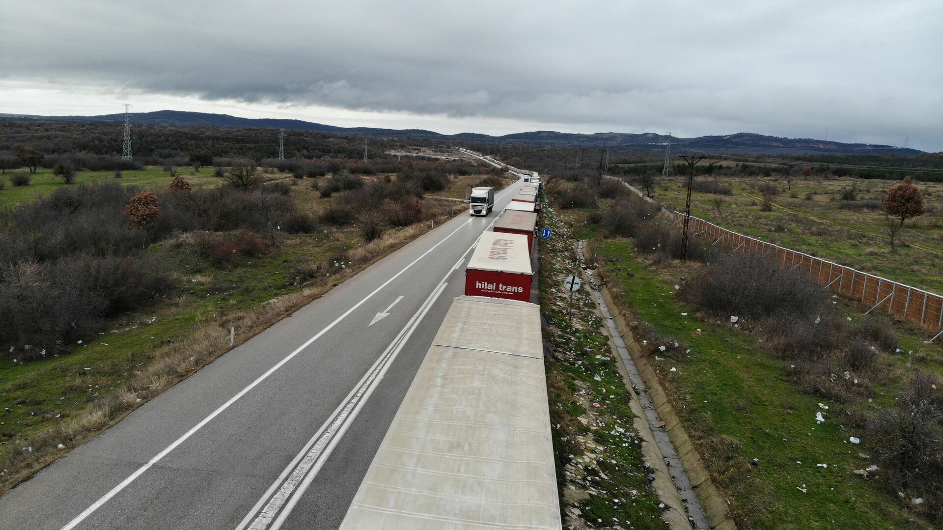 Bulgaristan'a açılan Hamzabeyli Sınır Kapısı'nda 25 kilometre TIR kuyruğu oluştu - Sputnik Türkiye, 1920, 14.12.2021
