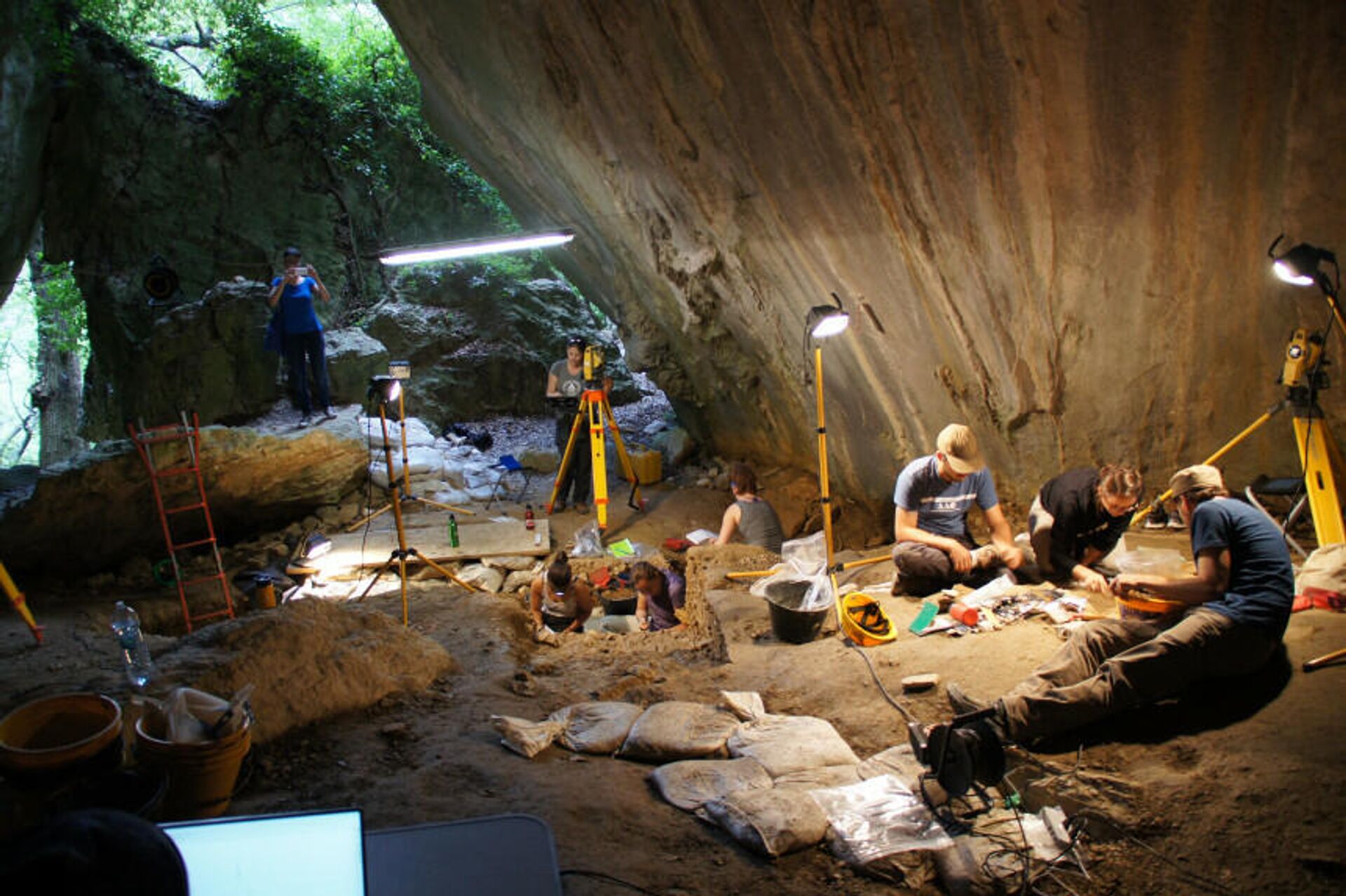 Diğer taraftan, Neve’nin kalıntıları ilk olarak 2017 yılında Ligurya Alpleri yakınındaki Arma Veirana mağarasında keşfedildi ve sonraki yıllarda özenle kazıldı. Uzmanlar, erken Orta Taş Çağı dönemine ait çok az gömü bulunduğunu belirterek, yeni bulguların o dönemde yapılan cenaze törenlerinin eşitlikçi doğasının kanıtı olduğunu bildirdi. - Sputnik Türkiye, 1920, 15.12.2021