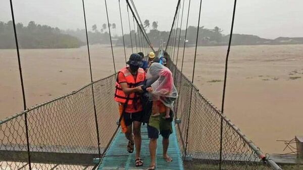 Filipinler'de karaya ulaşan Rai Tayfunu, şiddetli yağış getirdi. - Sputnik Türkiye