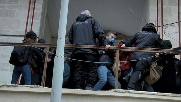 İstanbul Üniversitesi'nde karşıt görüşlü öğrenciler arasında çıkan kavgaya polis müdahale etti. - Sputnik Türkiye