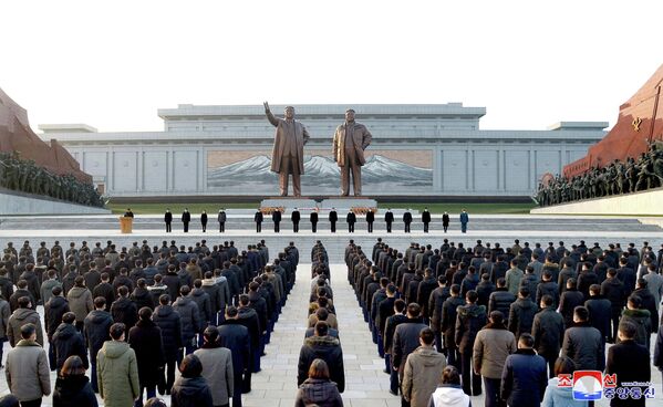 Kuzey Kore&#x27;nin başkenti Pyongyang&#x27;ın merkezindeki Mansu Tepesi&#x27;nde vatandaşlar 1994&#x27;te hayatını kaybeden ülkenin kurucusu Kim Il-sung ve Kim Jong-il&#x27;in dev heykellerinin önüne çiçekler bırakarak eski liderlerini andı. - Sputnik Türkiye