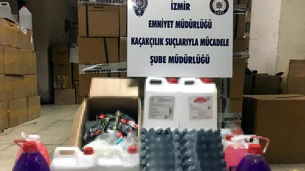 İzmir'de 6 ton sahte etil alkol ele geçirildi - Sputnik Türkiye
