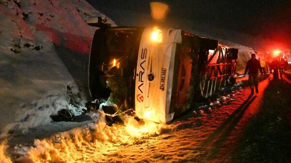 Kar ve sisin etkili olduğu Kars-Erzurum karayolunda yolcu otobüsü devrildi. Kazada 4 kişi öldü, 18 kişi yaralandı. - Sputnik Türkiye