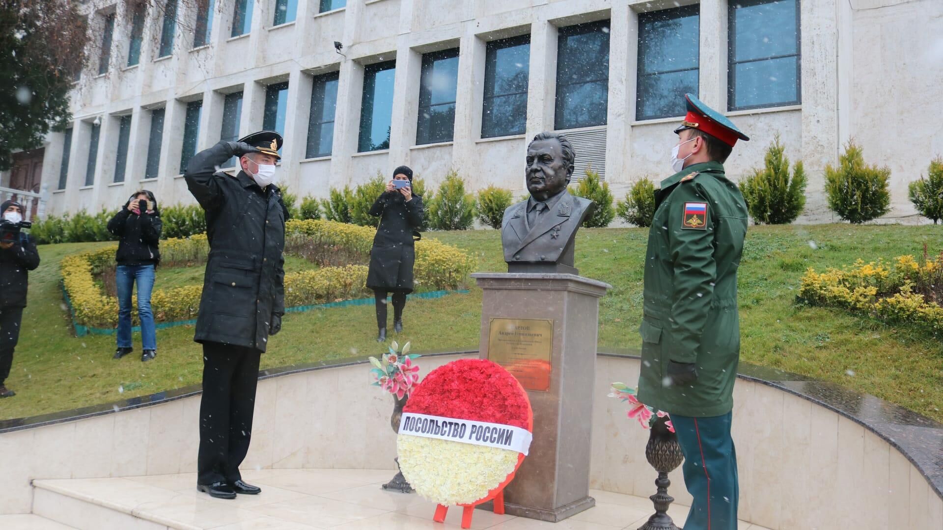 Törene katılanlar, Karlov'un büyükelçilik bahçesindeki anıtına çiçek bıraktı. 
 - Sputnik Türkiye, 1920, 19.12.2021