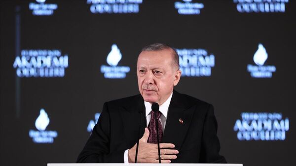 Cumhurbaşkanı Recep Tayyip Erdoğan, İlim Yayma Vakfınca Dolmabahçe Sarayı'nda düzenlenen 2021 İlim Yayma Ödülleri töreninde konuşma yaptı. - Sputnik Türkiye