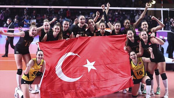 Uluslararası Voleybol Federasyonu Kadınlar Dünya Kulüpler Şampiyonası'nda VakıfBank, İtalyan ekibi Imoco Volley'i 3-2 yenerek şampiyon oldu. - Sputnik Türkiye