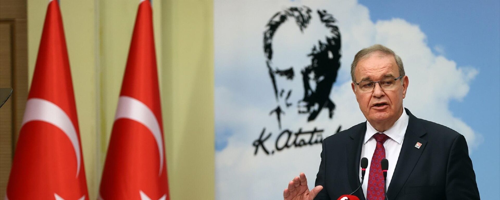 CHP Genel Başkan Yardımcısı ve Parti Sözcüsü Faik Öztrak, parti genel merkezinde basın toplantısı düzenledi.
 - Sputnik Türkiye, 1920, 27.12.2021