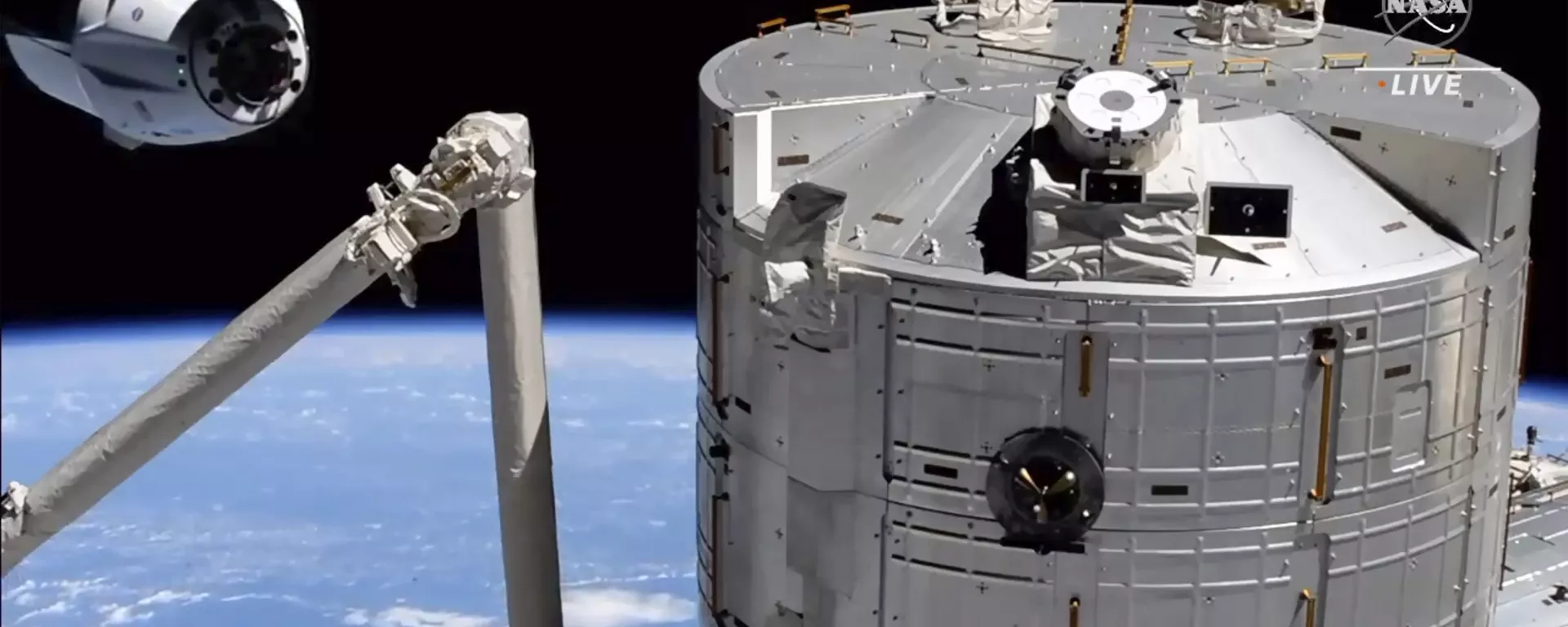 Космический корабль SpaceX Crew Dragon у МКС в космосе  - Sputnik Türkiye, 1920, 10.02.2022