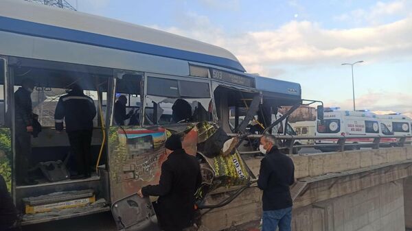Ankara'da halk otobüsü kaza yaptı - Sputnik Türkiye