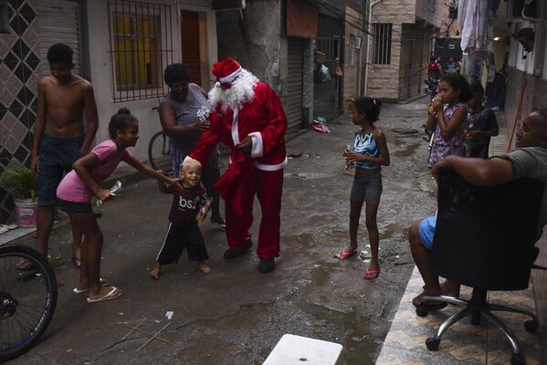 Brezilya'nın Rio de Janeiro kentinde Noel Baba oyuncak dağıttı - Sputnik Türkiye