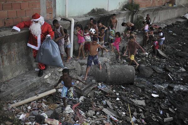 Brezilya'nın Rio de Janeiro kentinde Noel Baba oyuncak dağıttı - Sputnik Türkiye