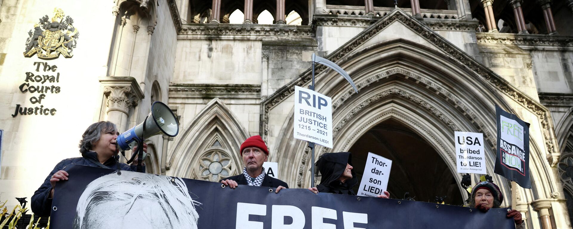 Kraliyet Adalet Mahkemeleri önünde Julian Assange'ın ABD'ye iade edilmemesi için gösteri (Londra, Birleşik Krallık) - Sputnik Türkiye, 1920, 24.12.2021