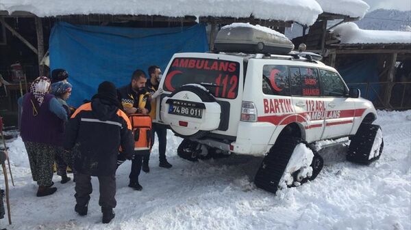Bartın'da kar nedeniyle köyde mahsur kalan hastaya 3 saatte ulaşıldı - Sputnik Türkiye
