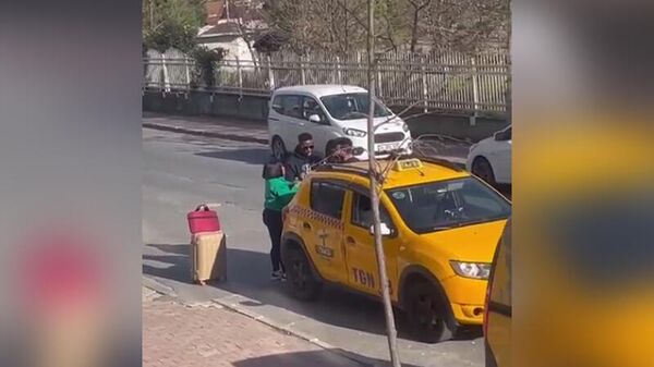 Daha önce yolcuyu demir sopayla tehdit eden taksici, bu kez 100 lira taksimetreye 100 dolar istedi - Sputnik Türkiye