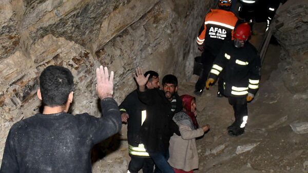 Kanalizasyon borusu döşeyen işçi, toprak altında kalıp öldü  - Sputnik Türkiye