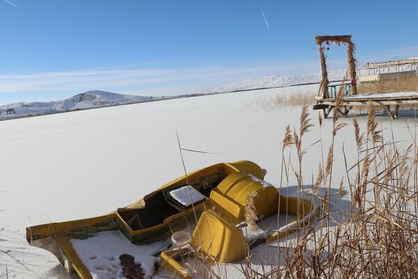 En derin noktası 44.5 metre olan göl adeta buz pistine dönüştü. Gölün yüzeyindeki buz tabakası üzerinde yürünecek kadar sertleşti. - Sputnik Türkiye