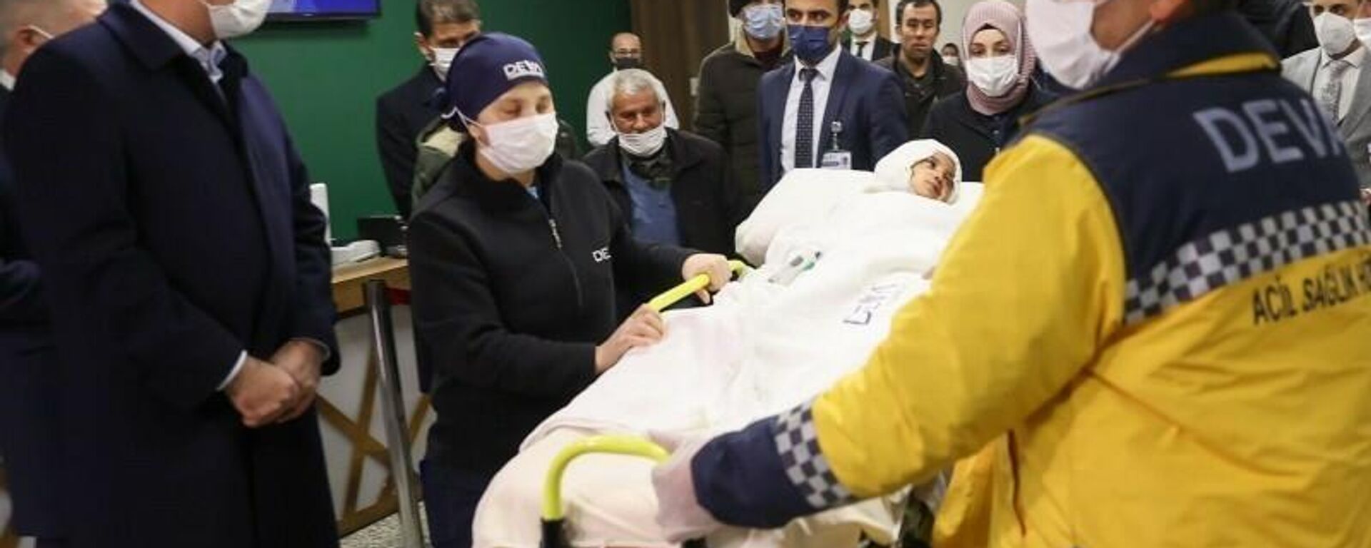 Gaziantep'te pitbull cinsi 2 köpeğin saldırısında ağır yaralanan 4 yaşındaki Asiye Ateş'e Antalya Akdeniz Üniversitesi'nde Prof. Dr. Ömer Özkan ve ekibi tarafından yapılan ilk seans ameliyatı gerçekleştirildi. Yapılan açıklamada, “Şu an itibariyle hem nakledilen dokular sağlıklı hem de hastanın yaşam bulguları stabildir” ifadelerine yer verildi. - Sputnik Türkiye, 1920, 04.01.2022