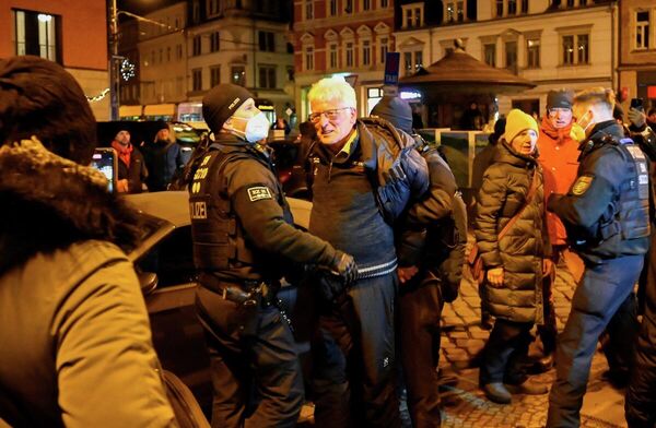 Saksonya polisi tarafından yapılan açıklamada, Bautzen kentinde düzenlenen izinsiz gösteride polisin eylemcileri durdurmak istediği, ancak bu sırada polise yönelik maytap ve şişelerle yoğun bir saldırıda bulunulduğu aktarıldı. - Sputnik Türkiye