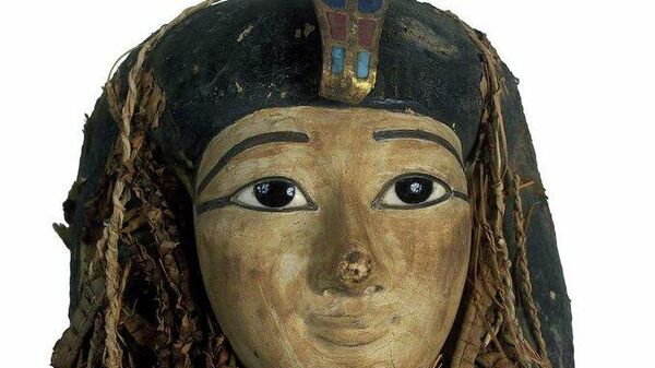 Mısır firavunu Amenhotep I'in daha önce hiç açılmamış mumyasının yüz maskesi - Sputnik Türkiye