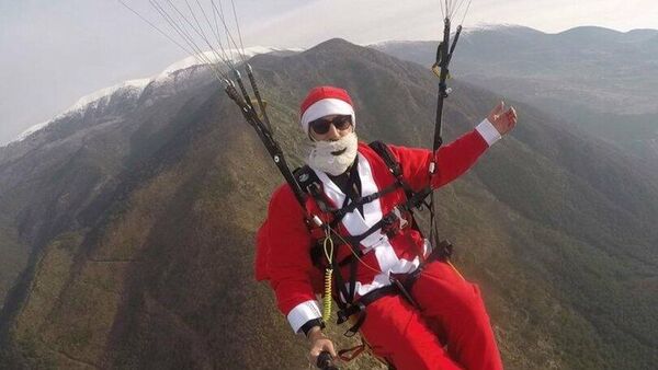 Noel Baba kostümüyle yamaç paraşütü - Sputnik Türkiye