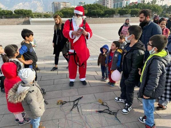 Noel Baba kostümüyle yamaç paraşütü - Sputnik Türkiye