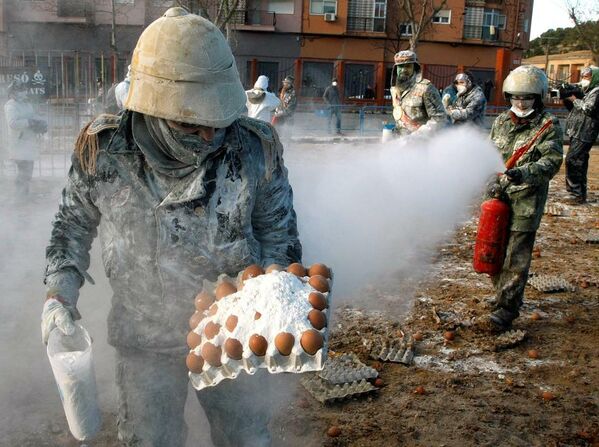 Her yıl Un Savaşları (Els Enfarinatsı) sırasında katılımcılar askeri kıyafetler giyerek, belediye binasının dışında un, yumurta ve havai fişeklerle sahte bir darbe düzenliyor. - Sputnik Türkiye