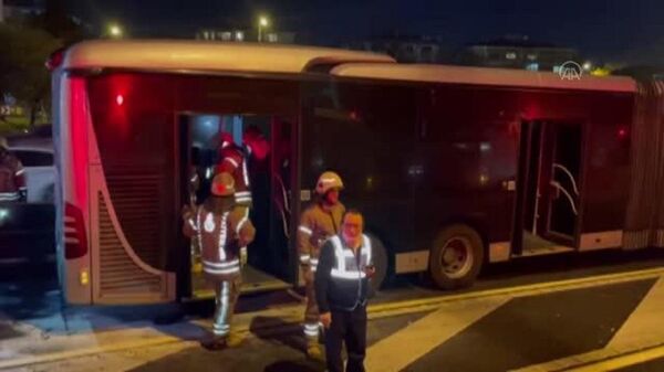 İncirli'de metrobüs yangını - Sputnik Türkiye