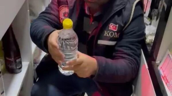 Manisa'nın Yunusemre ilçesinde bir tekel büfesine düzenlenen operasyonda pet su şişelerine doldurulmuş 78 litre sahte içki ele geçirildi. Operasyonda bir kişi gözaltına alındı.
 - Sputnik Türkiye