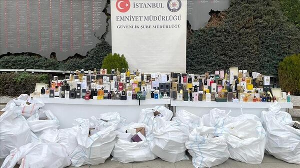 İstanbul’da 70 bin şişe sahte parfüm ele geçirildi - Sputnik Türkiye