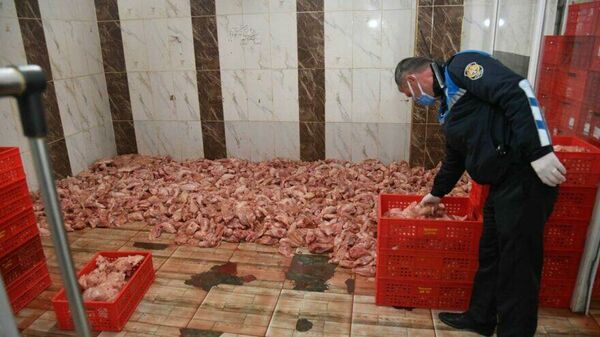 Adana'da merdiven altı üretim yapan tesiste 2 ton tavuk eti ele geçirildi - Sputnik Türkiye