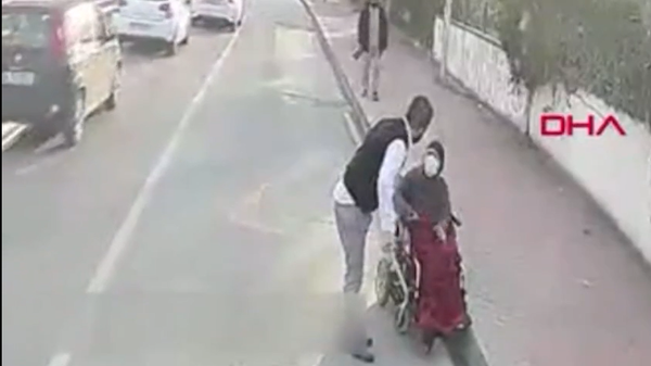 Tekerlekli sandalyesiyle caddede kalan kadını kaldırıma çıkardı - Sputnik Türkiye