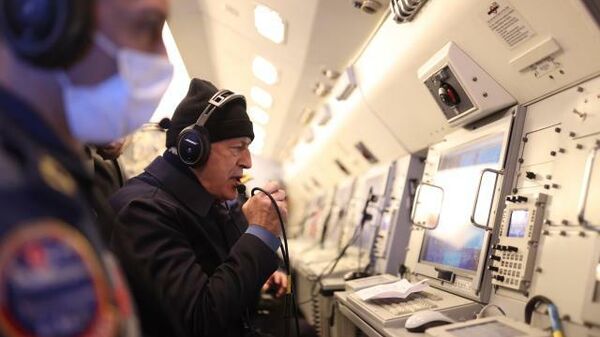 Cumhurbaşkanı Recep Tayyip Erdoğan, 33 bin fit yükseklikteki Havadan İhbar Kontrol uçağında (HİK) bulunan Milli Savunma Bakanı Hulusi Akar ile telsiz/telefon görüşmesi yaparak Ege ve Doğu Akdeniz'de seyir halindeki gemilerin personeli ve havadaki uçakların pilotlarına hitap etti. - Sputnik Türkiye