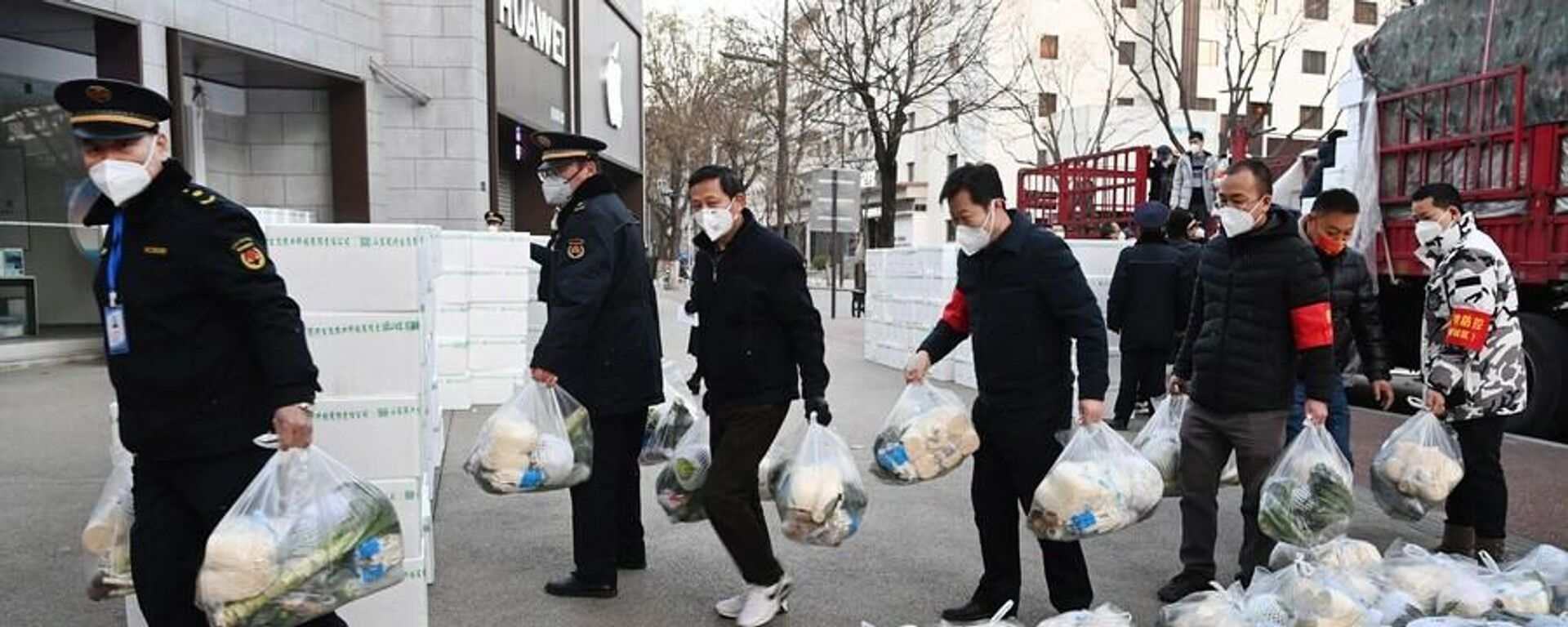 Çin'in tam kapanma uyguladığı Şaanşi eyaletinin merkezi Şian şehrinde hanelere teslim edilecek günlük ihtiyaçları taşıyan yetkililer (29 Aralık 2021) - Sputnik Türkiye, 1920, 31.12.2021
