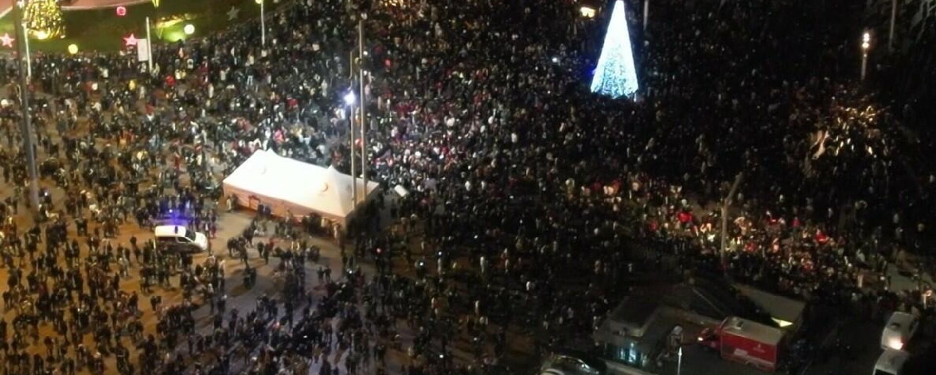 Taksim’de yılbaşı kutlamalarında coşkulu anlar yaşandı. Yeni yıla girilmesiyle beraber, kentin gözde noktalarından olan Taksim’de renkli görüntüler ortaya çıkarken, kutlama anları havadan görüntülendi. - Sputnik Türkiye, 1920, 30.12.2025