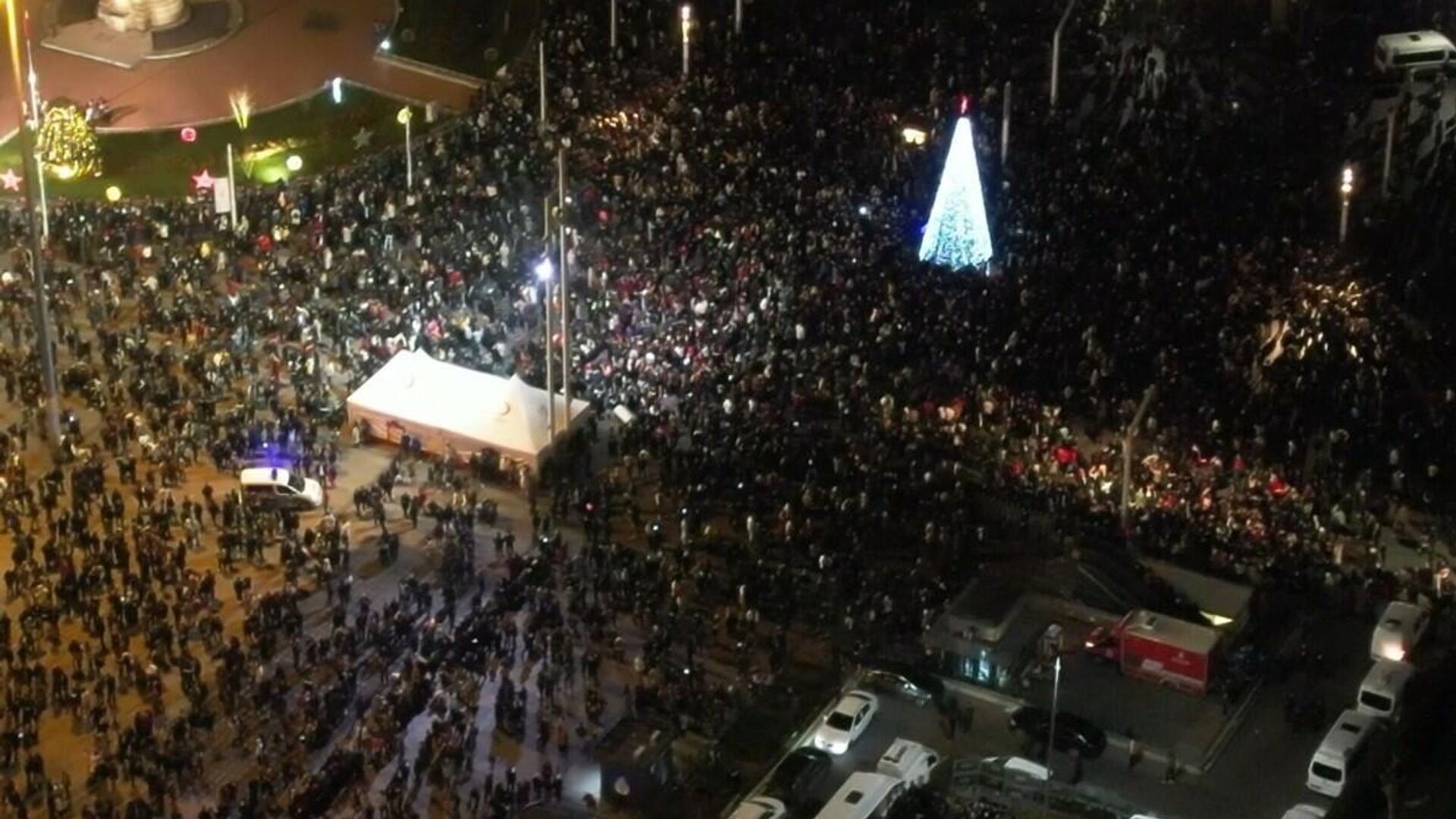 Taksim’de yılbaşı kutlamalarında coşkulu anlar yaşandı. Yeni yıla girilmesiyle beraber, kentin gözde noktalarından olan Taksim’de renkli görüntüler ortaya çıkarken, kutlama anları havadan görüntülendi. - Sputnik Türkiye, 1920, 30.12.2025