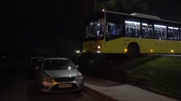 Sultangazi'de İETT otobüsü kaldırımda asılı kaldı - Sputnik Türkiye