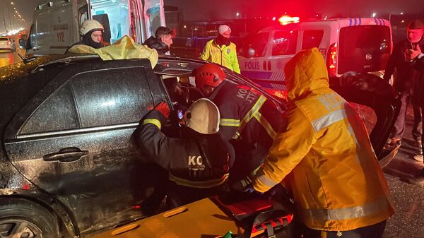 Kocaeli’de sürücüsünün kontrolden çıkan otomobil, aydınlatma direğine çarptı. Kazadan sonra olay yerinden kaçan sürücünün kız arkadaşı ise araçta sıkışmış halde kurtarılmayı bekledi. Genç kadın itfaiye ekipleri tarafından kurtarılarak hastaneye kaldırıldı. - Sputnik Türkiye