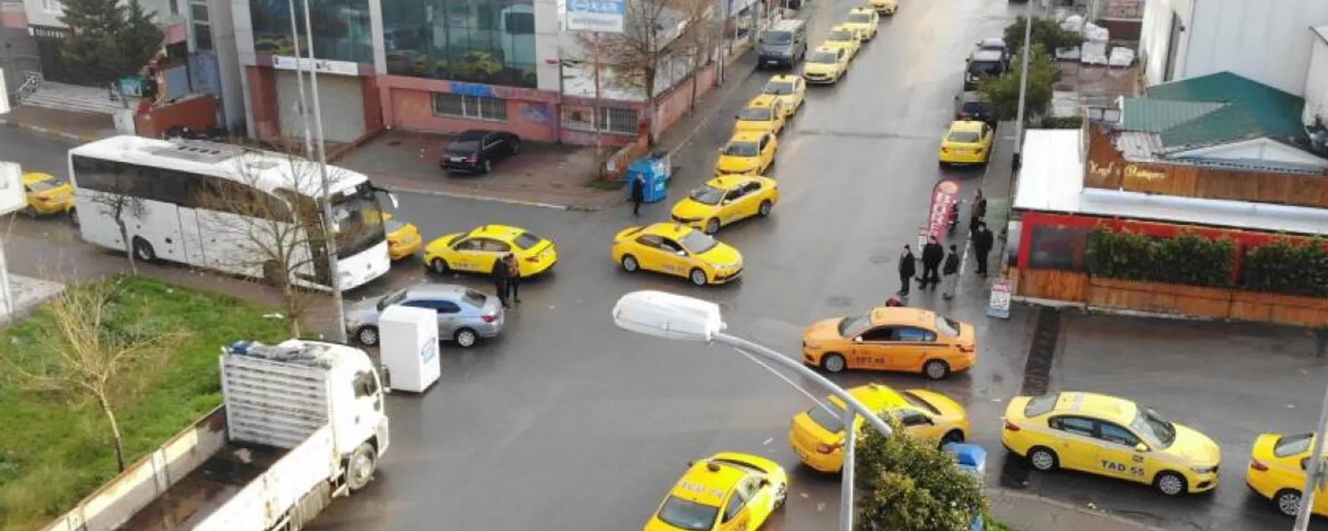 Ataşehir'de taksimetre nöbeti: Araçlarda akü bitti - Sputnik Türkiye, 1920, 02.01.2022