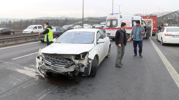 Makas atan sürücü TEM'de kaza yaptırdı - Sputnik Türkiye