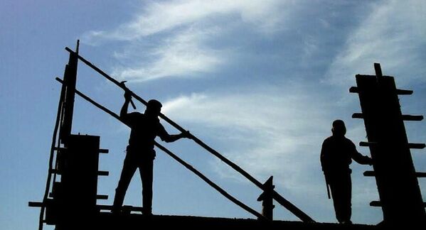 Binanın enerji kimlik belgesinde enerji sınıfı nedir?Binalar için A’dan G’ye kadar enerji performans sınıflandırması yapılır. A sınıfı en verimli, G sınıfı ise en düşük verimli seviyeyi belirtmek için kullanılır. Binalardaki bu sınıflandırmayı gösteren belgeye Enerji Kimlik Belgesi ya da kısaca EKB denilir. Yeni yapılacak veya yapılmakta olan binadan daire satın alacaksanız, binanın en düşük C sınıfında olacak şekilde tasarlanıp inşa edildiğinden emin olun. C sınıfından daha düşük seviyede çıkan yeni yapılacak veya yapılmakta olan binalar kanunen iskân ruhsatı alamaz. Bununla birlikte enerji verimliliği arttıkça evinizin ısıtma ve soğutma giderleri de azalacaktır. - Sputnik Türkiye