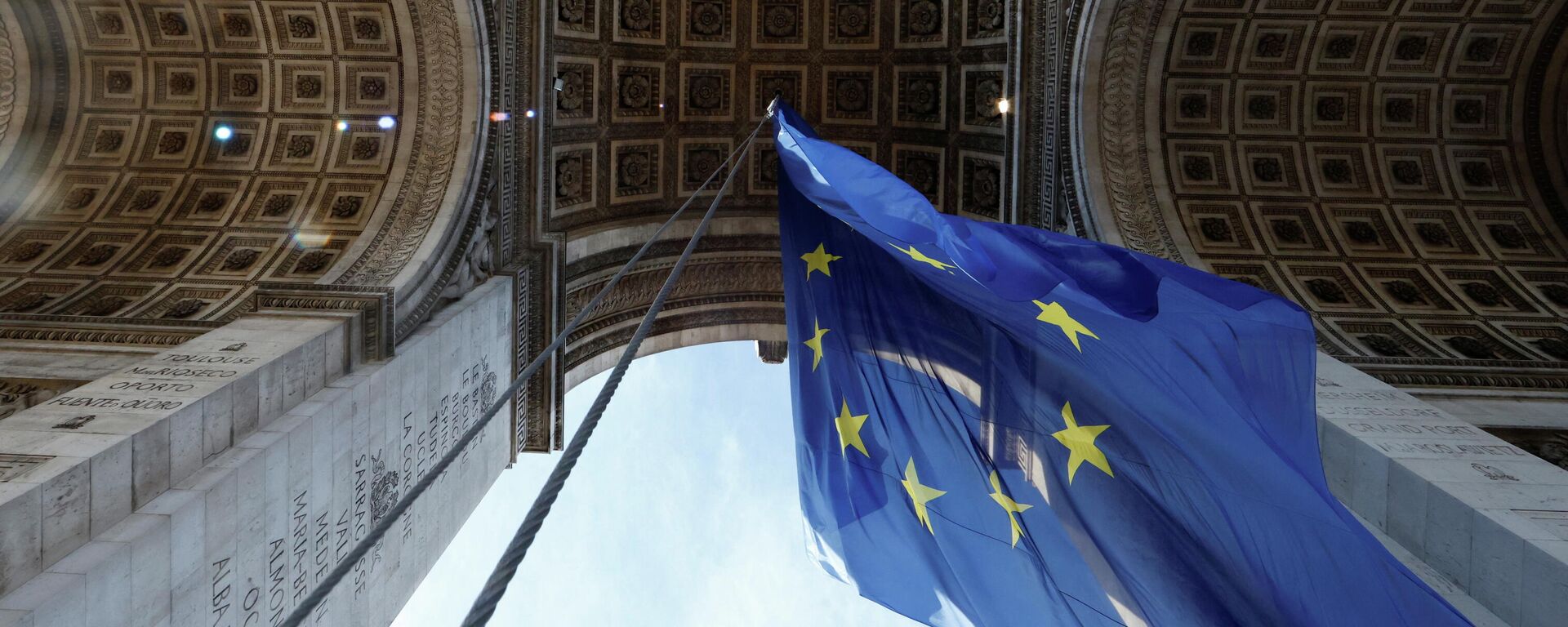 Fransa'nın Avrupa Birliği Dönem Başkanlığını 6 aylığına devralması vesilesiyle Paris'teki Zafer Takı'na 31 Aralık 2021 günü asılan AB bayrağı, sağ ve aşırı sağ kanattan gelen tepkilerin ardından 2 Ocak 2022 günü kaldırıldı.  - Sputnik Türkiye, 1920, 03.01.2022