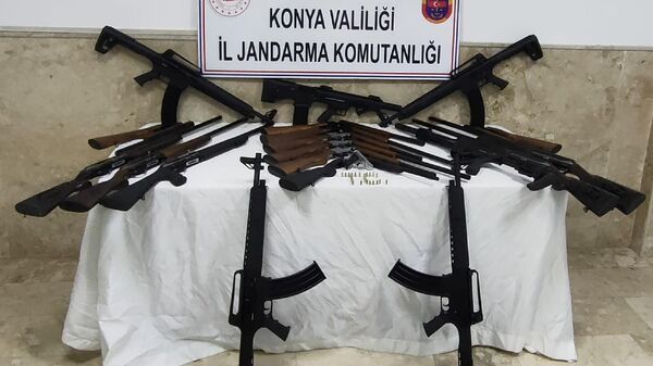 Konya'nın Beyşehir ilçesinde bir silah imalathanesinde usulsüz üretildiği iddia edilen 19 av tüfeğine el konuldu. - Sputnik Türkiye